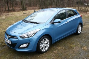 Hyundai i30, die zweite Generation 2012 in Hellblau (Standaufnahme)