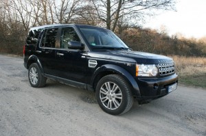 Der Land Rover Discovery 3.0 TDV6 SE in der Front- Seitenansicht (Standaufnahme)