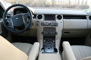 Das Armaturenbrett des Land Rover Discovery 3.0 TDV6 SE