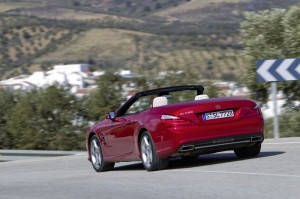 Mercedes-Benz SL auf der Landstrasse in der Heckansicht