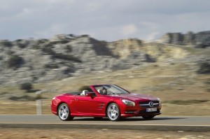 Mercedes SL-Klasse in Ror in der Seitenansicht (Fahraufnahme)