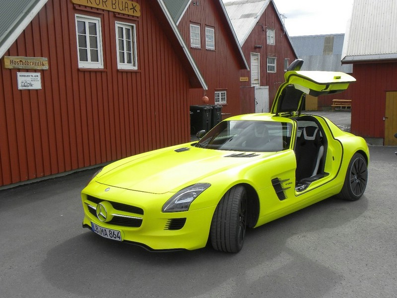 Der Mercedes SLS AMG E-Cell in der Front- Seitenansicht