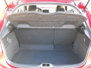 Der Kofferraum des Kleinwagens Peugeot 208