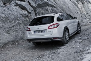 Peugeot 508 RXH mit der Hybrid4-Technologie in der Heckansicht