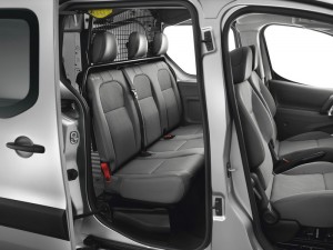 Die Sitze und der Trennwand im Peugeot Partner Kastenwagen