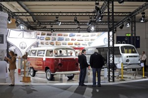 VW Bulli wird auf der Techno Classica live restauriert