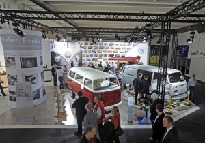 VW Nutzfahrzeuge mit viele Oldtimern auf der Oldtimer-messe