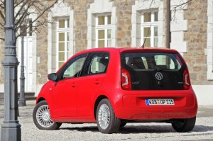VW Up in der Heckansicht in Rot (Standaufnahme)
