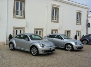 Der Volkswagen Beetle 2012 in Silber-Lackierung in Doppelpack