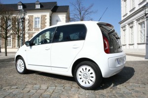 Der Volkswagen Up als Viertürer in Weiss (Standaufnahme)