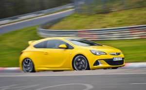 Der Opel Astra OPC dreht auf der Rennstrecke schnelle Runden