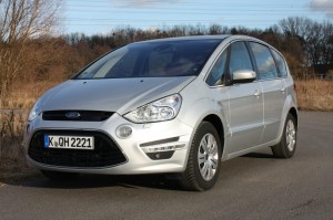 Ford S-Max 1.6 TDCi Titanium in Silber in der Frontansicht