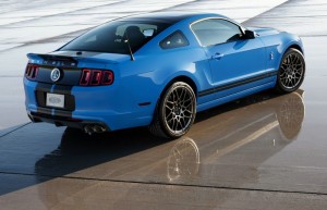 Ford Shelby GT500 in der Seiten- Heckansicht