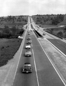 Mercedes 300 SL auf der Autobahn (1959)