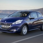 Peugeot 208 in Blau (Fahraufnahme)