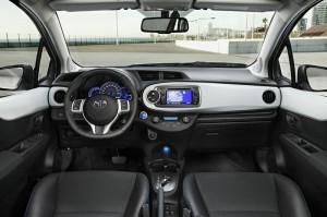 Das Armaturenbrett des Toyota Yaris Hybrid