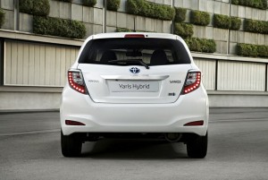 Heckansicht des Toyota Yaris Hybrid (Weiss, Standaufnahme)