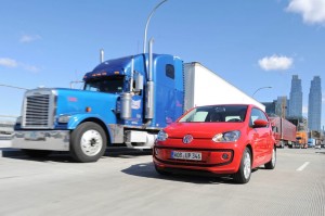 Volkswagen up im US-Verkehr unter großen