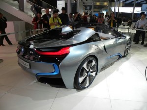 Der BMW i8 Spyder in der Seiten- Heckansicht