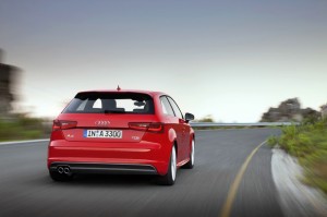 Audi A3 in der Heckansicht (Fahraufnahme)