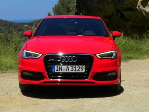 Frontansicht des Audi A3 (Rot, Standaufnahme)