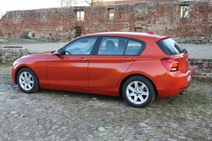BMW 1er 116d F20 in der Seitenansicht (Rot, Standaufnahme)