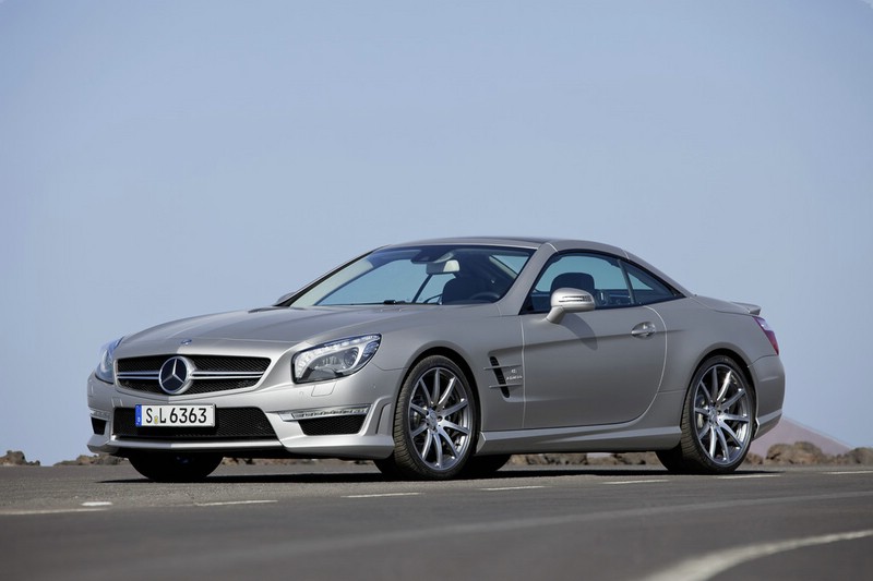Der neue Mercedes-Benz SL 63 AMG in Silber in der Front- Seitenansicht