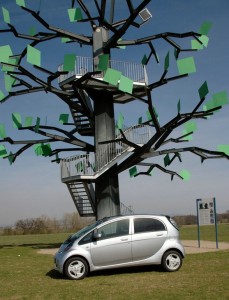 Mitsubishi i-MiEV in Silber in der Seitenansicht