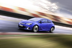 Der neue Opel Astra OPC in Blau in der Seitenansicht
