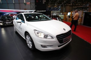 Der neue Peugeot 508 Hybrid4 in weiss auf einer Messe