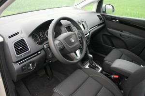 Cockpit des Seat Alhambra 2.0 TDI