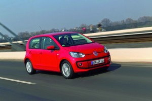 VW Up Viertürer in Rot (Fahraufnahme)