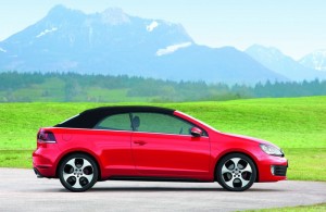 2012-er Volkswagen GTI Cabrio in der Seitenansicht - Verdeck