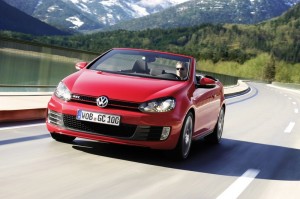 Der neue Volkswagen Golf GTI als Cabriolet (Fahraufnahme)