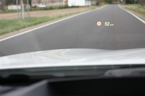 Das Head-up-Display des BMW 6er Coupe 640d zeigt die Geschwindigkeit an