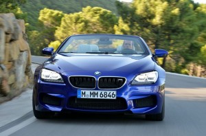 Ein Blaues BMW M6 Cabriolet in der Frontansicht