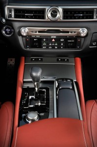 Die Mittelkonsole des Lexus GS 450h