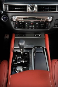 Die Mittelkonsole des Lexus GS 450h