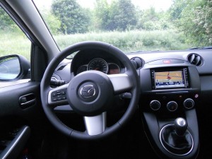 Das Cockpit des Mazda2 Edition 40 Jahre