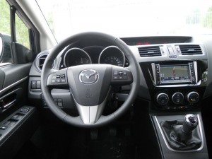 Das Cockpit des Mazda5 Edition 40 Jahre