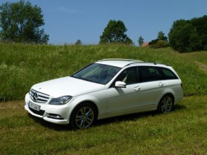 Mercedes-Benz C 180 in Weiss in der Seitenansicht