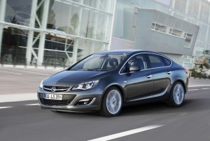 Opel Astra als Limousine (Fahraufnahme)
