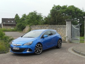 Opel Astra OPC in Blau in der Front- Seitenansicht