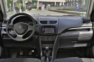 Der Innenraum des Suzuki Swift Black White