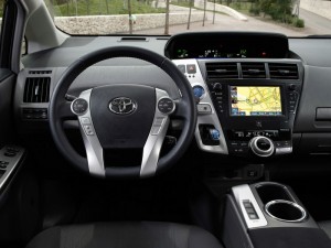 Der Innenraum des Toyota Prius+ - Cockpit, lenkrad
