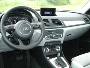 Das Armaturenbrett des Audi Q3 quattro 2.0 TSFI