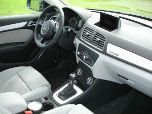 Das Cockpit des Audi Q3 quattro 2.0 TSFI