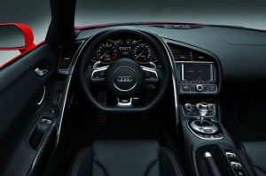 Das Cockpit des Audi R8 Spyder V10