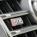 Das Audi SQ5 Logo im Innenraum