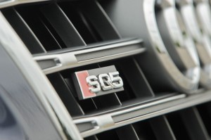 Das Audi SQ5 Logo im Innenraum